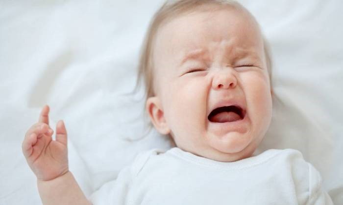 Sốt là triệu chứng thường gặp khi bé bị nhiệt miệng.