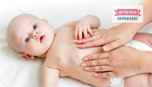 bé bị dị ứng với sữa cũng là lý do gây ra sôi bụng ở trẻ