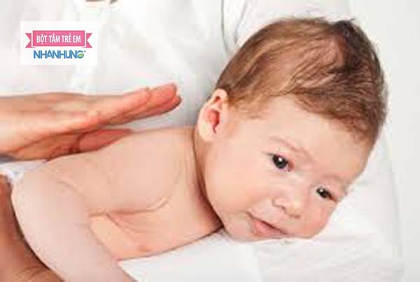 Sau 10 phút vỗ nhẹ lưng ợ hơi sau mỗi cữ bú của bé