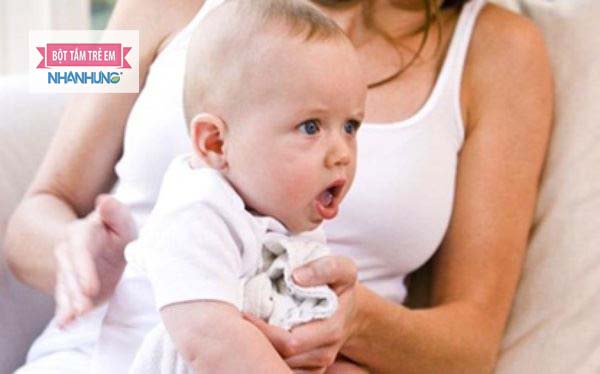 viêm họng, viêm phổi cũng là một trong những nguyên nhân bé thở khò khè và ho