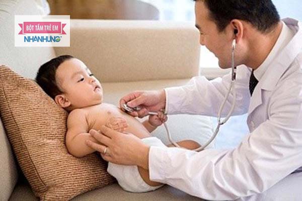 Nếu bé bo và thở khò khè lâu ngày các mẹ nên đưa bé đi thăm khám