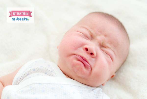 Thở khò khè ở trẻ sơ sinh mà kéo dài, không khỏi, bé quấy khóc liên tục, bé bỏ ăn, mất ngủ