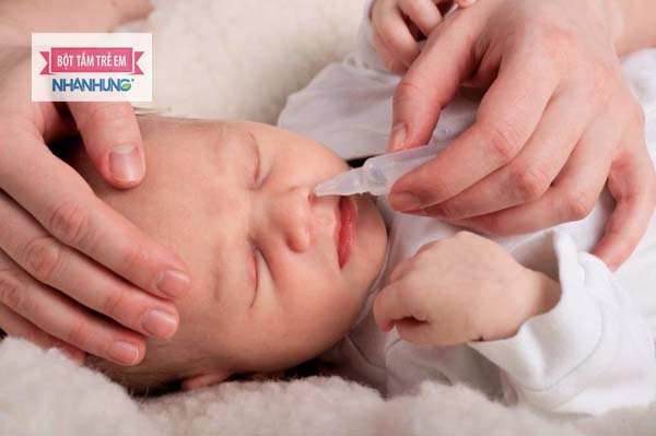 Các cách trị thở khò khè ở trẻ sơ sinh hiệu quả - Nhỏ mũi thường xuyên cho bé