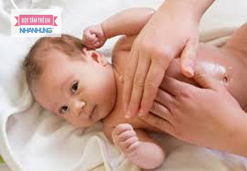 Massage bụng cho bé để kích thích tiêu hóa, đẩy khí thừa trong bụng ra ngoài