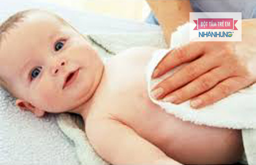 Vệ sinh tắm giặt cho bé thường xuyên để người luôn khô thoáng dễ chịu
