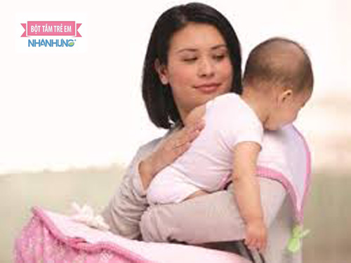 Cách chữa sôi bụng ở trẻ sơ sinh - Cho con bú sữa mẹ nhiều hơn