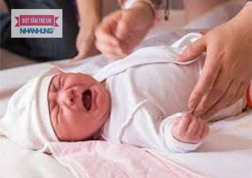 Trẻ bị sôi bụng thường khó chịu và hay quấy khóc