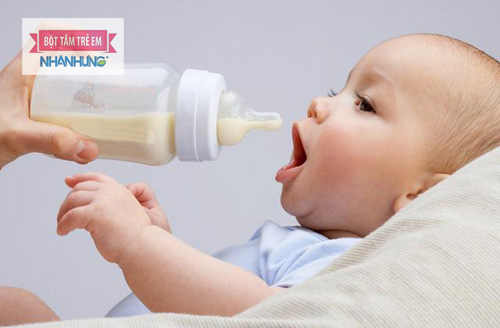 Trẻ sơ sinh hay bị sôi bụng mẹ nên ưu tiên cho con bú sữa mẹ nhiều hơn để tăng cường hệ miễn dịch