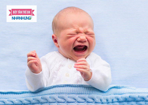 Trẻ sơ sinh bị sôi bụng khiến bé khó hấp thu gây đầy bụng chướng hơi, do mẹ ăn nhiều đồ cay nóng và dầu mỡ