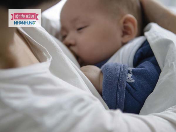 Trẻ sơ sinh thở khò khè và ho có thể do ho nhiều, sốt cao
