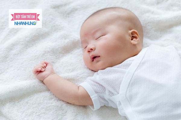 trẻ sơ sinh thở khò khè và hay vặn mình