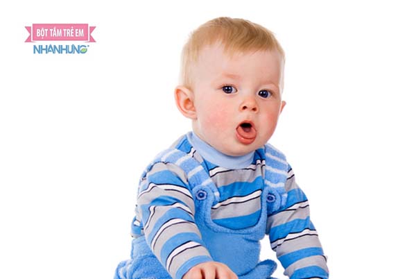 Bé viêm phế quản thường ho nhiều, sốt cao, khó thở