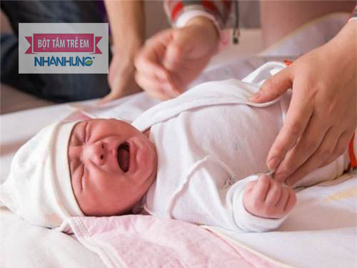 Tại sao trẻ sơ sinh bị sôi bụng và xì hơi nhiều - Khi bị sôi bụng bé thường kèm theo nôn ói sau khi ăn, bỏ ăn, quấy khóc, nhất là vào ban đêm