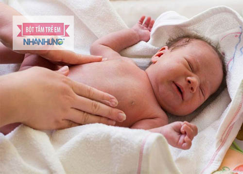 Tại sao trẻ sơ sinh bị sôi bụng và xì hơi nhiều?