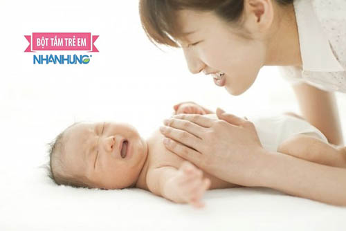 Trẻ bị sôi bụng đi ngoài nhiều mẹ massa bung cho bé và hãy cho bé bú mẹ nhiều hơn