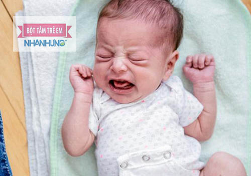 Bụng bé phát ra các tiếng kêu ùng ục kèm theo nôn trớ, chán ăn, hay quấy khóc, ngủ kém và đi ngoài