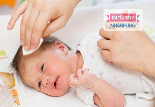 Nếu thấy con có biểu hiện bị sôi bụng cần giúp con xử lý càng sớm càng tốt.