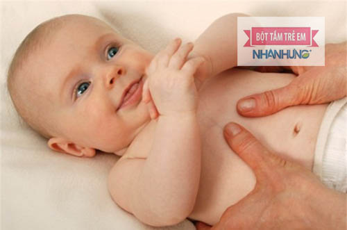 Bụng của bé căng hơn và thường phát ra âm thanh ùng ục