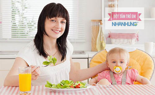 Trẻ sơ sinh bị sôi bụng mẹ nên ăn gì, Mẹ nên ưu tiên ăn các món ăn được chế biến theo cách hấp, luộc hoặc hầm