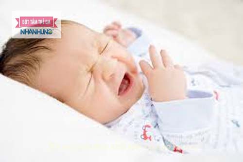 Bé thở khò khè có thể do nghẹt mũi hoặc mắc một số bệnh lý về mũi họng