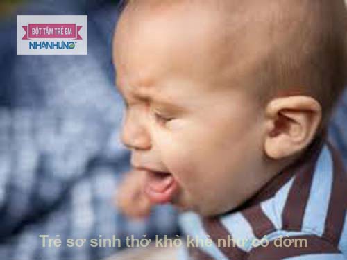 Cách xử lý khi trẻ sơ sinh thở khò khè như có đờm