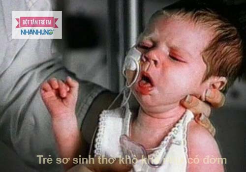 Trẻ sơ sinh thở khò khè như có đờm