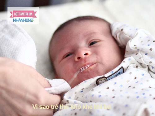 Trẻ thở khò khè khi bú có thể khiến bé bị nôn trớ