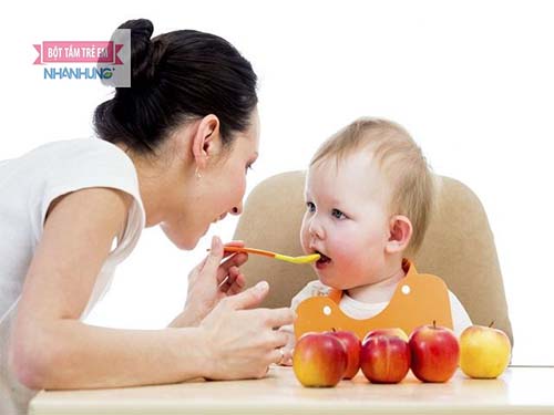 Nên cho trẻ 4 tháng tuổi ăn những thực phẩm loãng trước