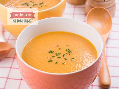 Bột bí đỏ là một trong những món ăn dặm bổ dưỡng cho bé 4 tháng