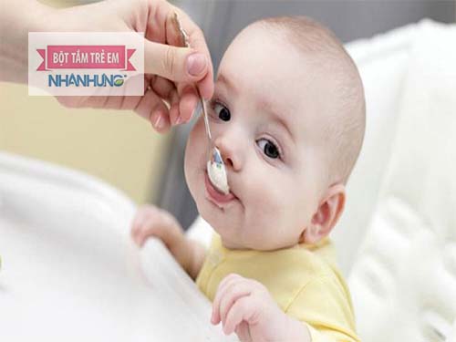 Trẻ 4 tháng tuổi đã có thể bắt đầu ăn dặm