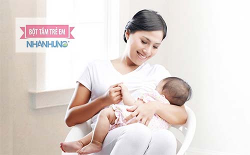 Trẻ bị cảm lạnh cần được bú mẹ nhiều.