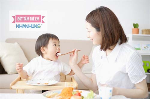 Cho bé ăn uống đầy đủ dinh dưỡng để mau hồi phục.