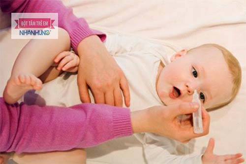 Dùng nước muối sinh lý vệ sinh mũi họng cho trẻ khi cảm lạnh.