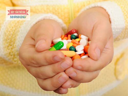 Không tự ý dùng thuốc kháng sinh cho trẻ bị cảm lạnh.