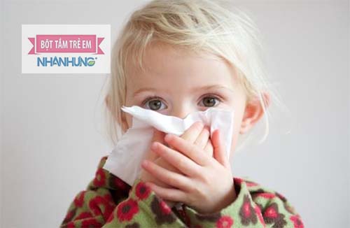 Bé bị cảm lạnh có thể dẫn tới viêm phế quản.