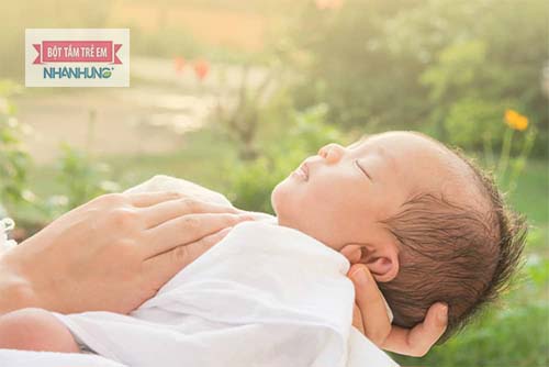 Tắm nắng cho trẻ 5-10p mỗi ngày để bổ sung vitamin D.