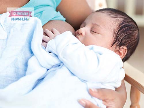 Cho trẻ bú mẹ sẽ tránh bị rụng tóc rất tốt.