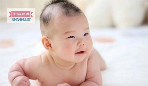 Trẻ sơ sinh bị rụng tóc do thiếu chất dinh dưỡng.