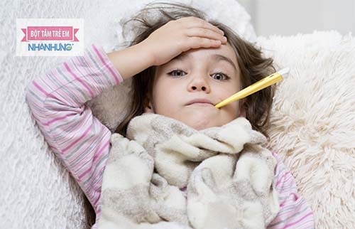 Trẻ sốt khi bị cảm lạnh.