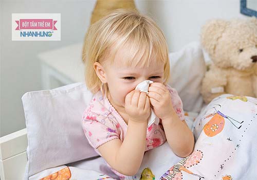Bé bị cảm lạnh thường sổ mũi, nghẹt mũi.