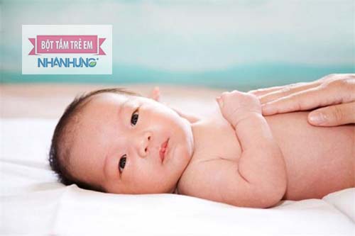 Bé bi viêm phổi thường ho, sốt cao và rối loạn tiêu hoá.