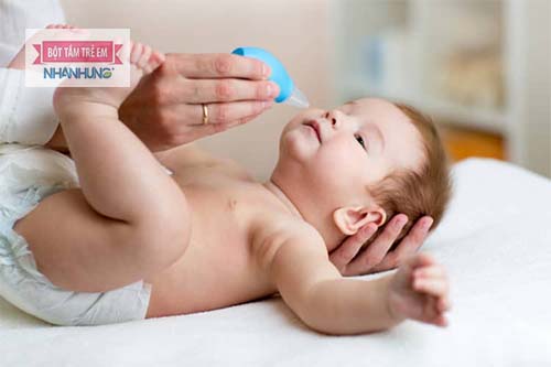 Vệ sinh mũi họng sạch sẽ cho con với nước muối.