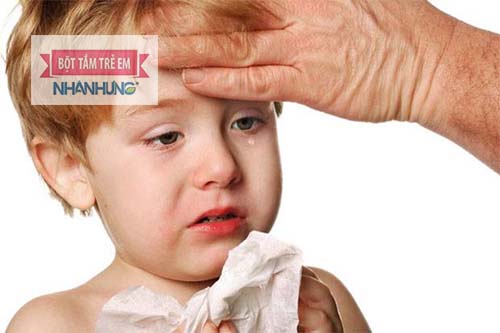 Bé bị cảm lạnh chủ yếu là do virut gây ra.