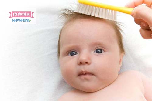 Tắm nắng cho trẻ mỗi ngày để ngăn chặn rụng tóc.