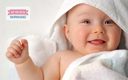 Cho bé tắm nắng và bú sữa mẹ nhiều để tránh rụng tóc.