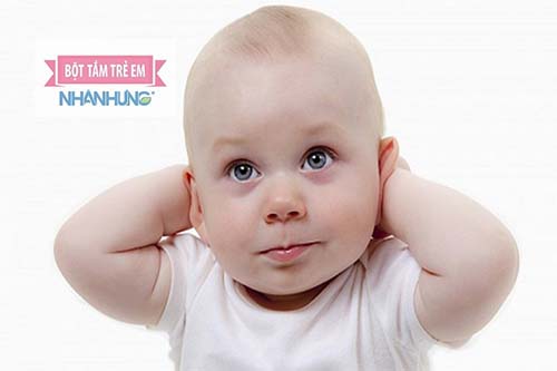 Trẻ sơ sinh bị rụng tóc sau gáy có thể do thiếu canxi và vitamin D.