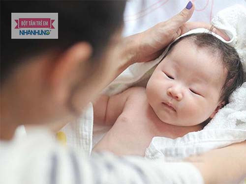 Trẻ rụng tóc trước trán nhiều do thiếu chất.