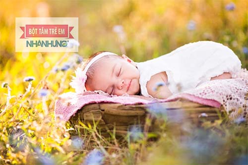 Tắm nắng giúp bé tránh bị rụng tóc.