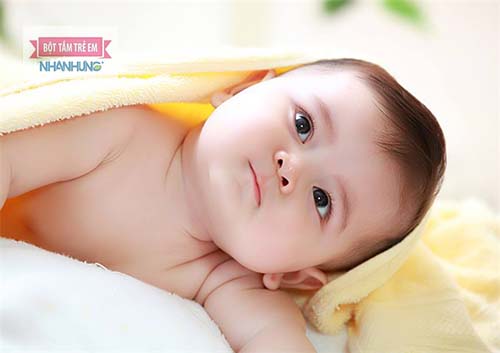 Trẻ sơ sinh rụng tóc máu là dấu hiệu bình thường.