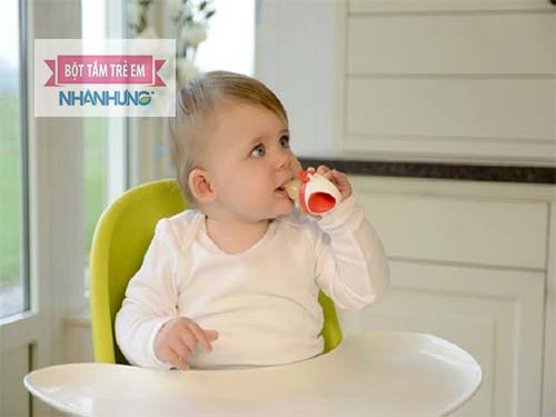 Bé sẽ khéo léo hơn khi sử dụng túi nhai ăn dặm
